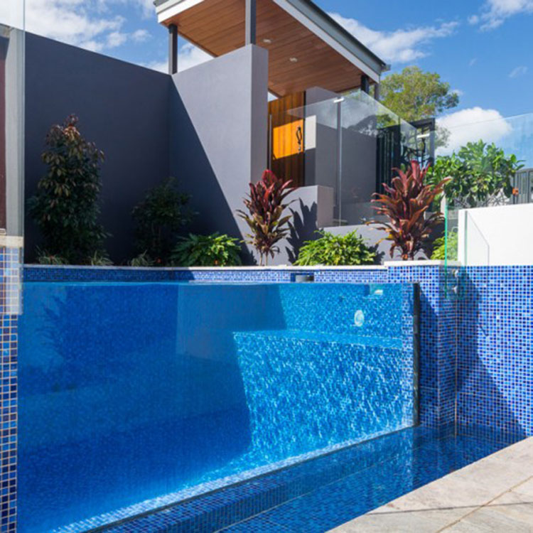A piscina acrílica ficará amarela após o uso a longo prazo?
