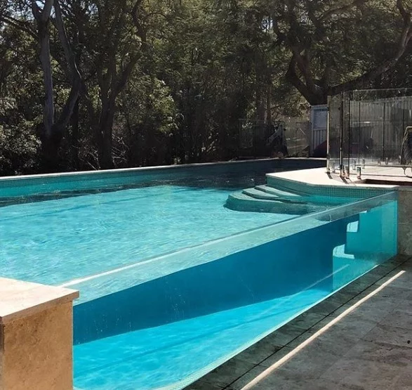 Quais são os benefícios de uma piscina de acrílico na cobertura em um hotel?