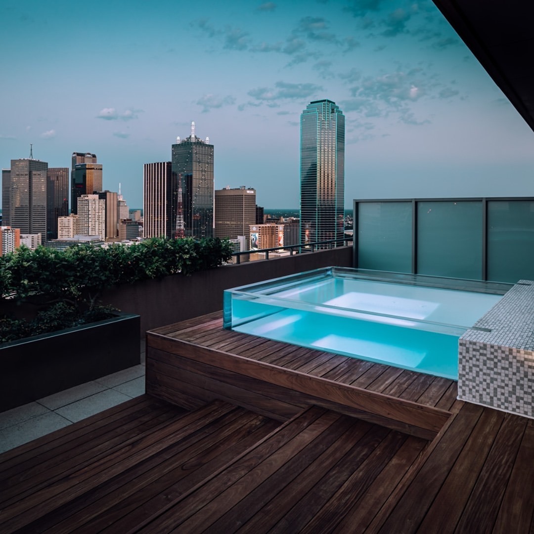 Como você mantém uma piscina de acrílico no seu pátio doméstico?